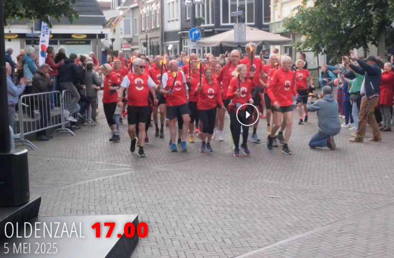 LAAC Twente komt met fakkels met het Bevrijdingsvuur aan op het Plechelmusplein in Oldenzaal